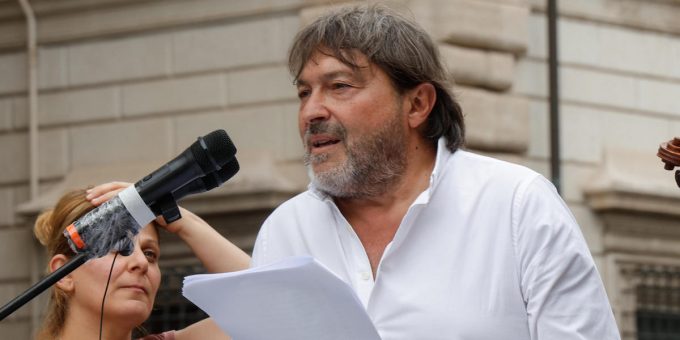 Due auto di proprietà del giornalista Sigfrido Ranucci sono state distrutte da un’esplosione