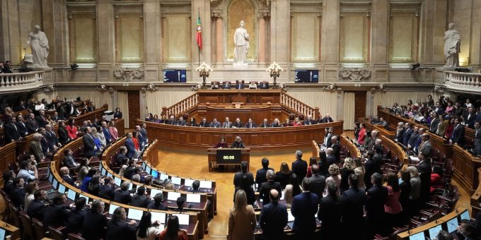 Il parlamento portoghese ha approvato una legge che vieta di indossare il burqa nella maggior parte dei luoghi pubblici