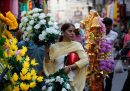 Una donna acquista dei fiori in vista del Diwali, una grande festa indiana in cui le strade e le case si riempiono di luci e candele