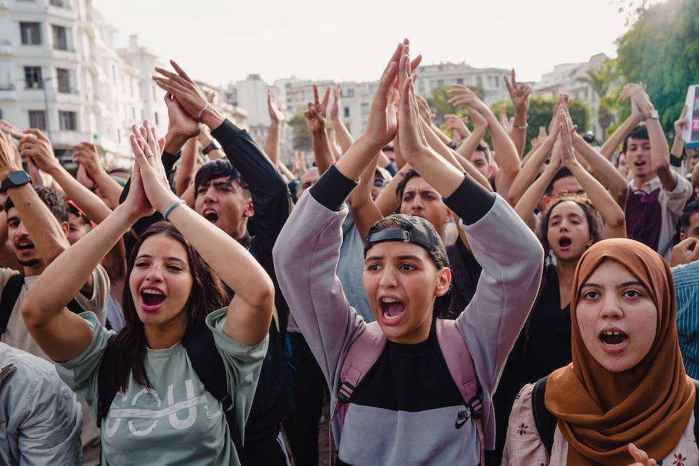 Manifestanti contro il governo durante una protesta a Casablanca, il 2 ottobre 2025 (AP)