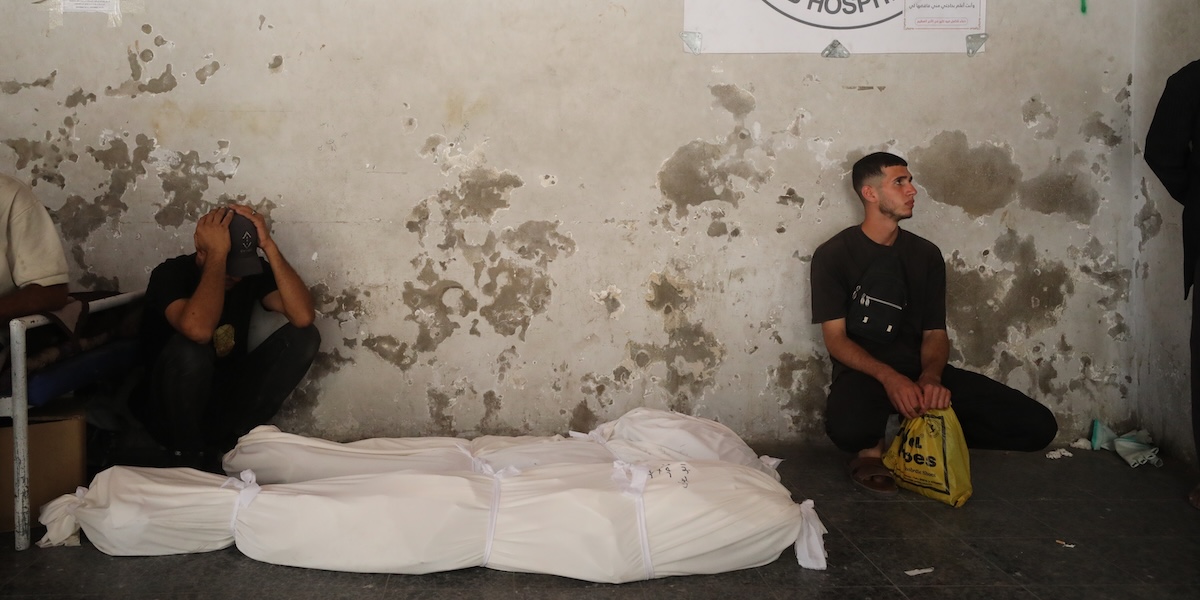 L’esercito israeliano ha sparato contro un bus nella Striscia di Gaza, uccidendo undici persone