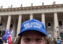 Una persona che partecipa alle manifestazioni antimmigrazione fuori dal parlamento australiano indossa un cappello con scritto "Make Australia great again"