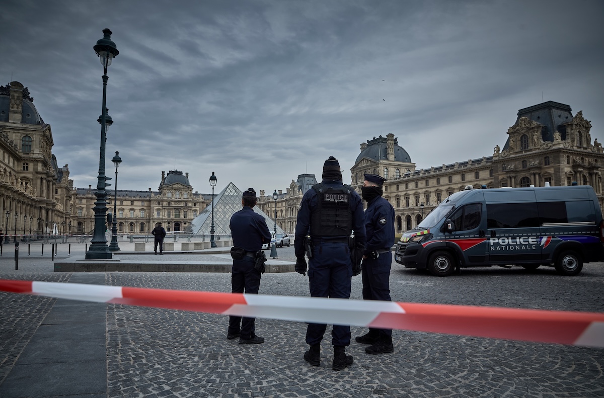 C'è stato un furto di gioielli al Museo del Louvre - Il Post