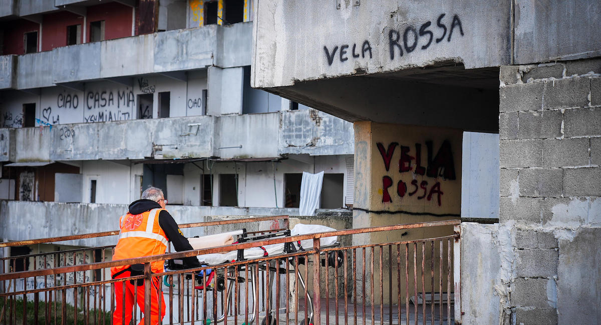 È iniziata la demolizione della Vela Rossa di Scampia