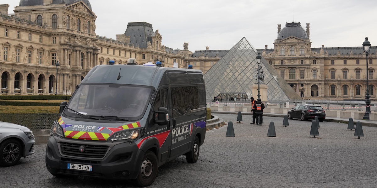 Il Louvre è rimasto chiuso anche oggi, a causa del furto di diversi gioielli