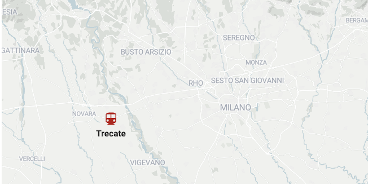 Tre ragazzi sono stati investiti da un treno a Trecate, in Piemonte: uno è morto