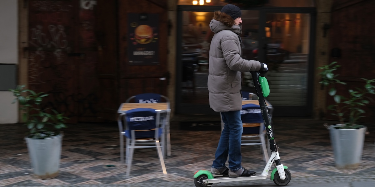 Da gennaio a Praga non si potranno più usare i monopattini a noleggio