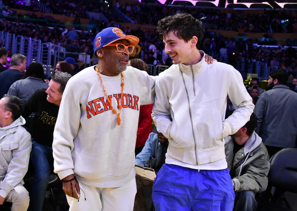 Gli attori Spike Lee (sinistra) and Timothee Chalamet (destra), due celebri e appassionati tifosi dei Knicks, 6 marzo 2025 (Allen Berezovsky/Getty Images)