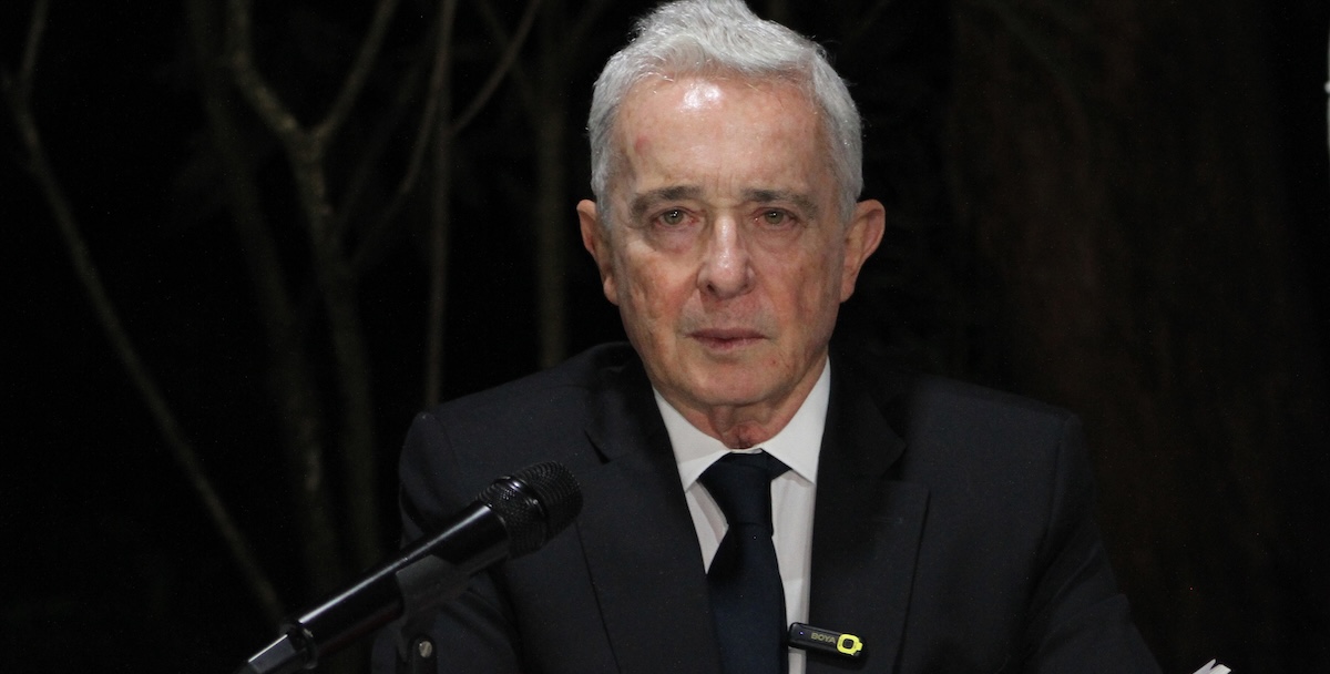 L’ex presidente colombiano Álvaro Uribe è stato assolto in appello dall’accusa di aver convinto alcune persone a testimoniare il falso