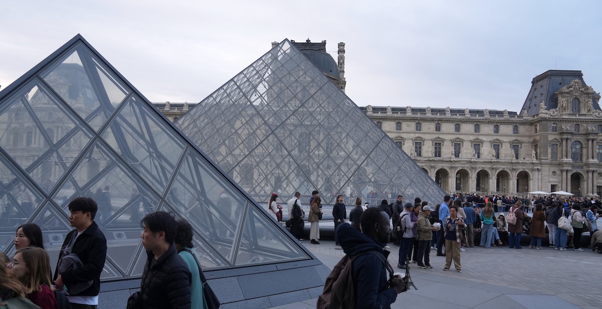 Il Museo del Louvre riapre per la prima volta dopo il furto di gioielli