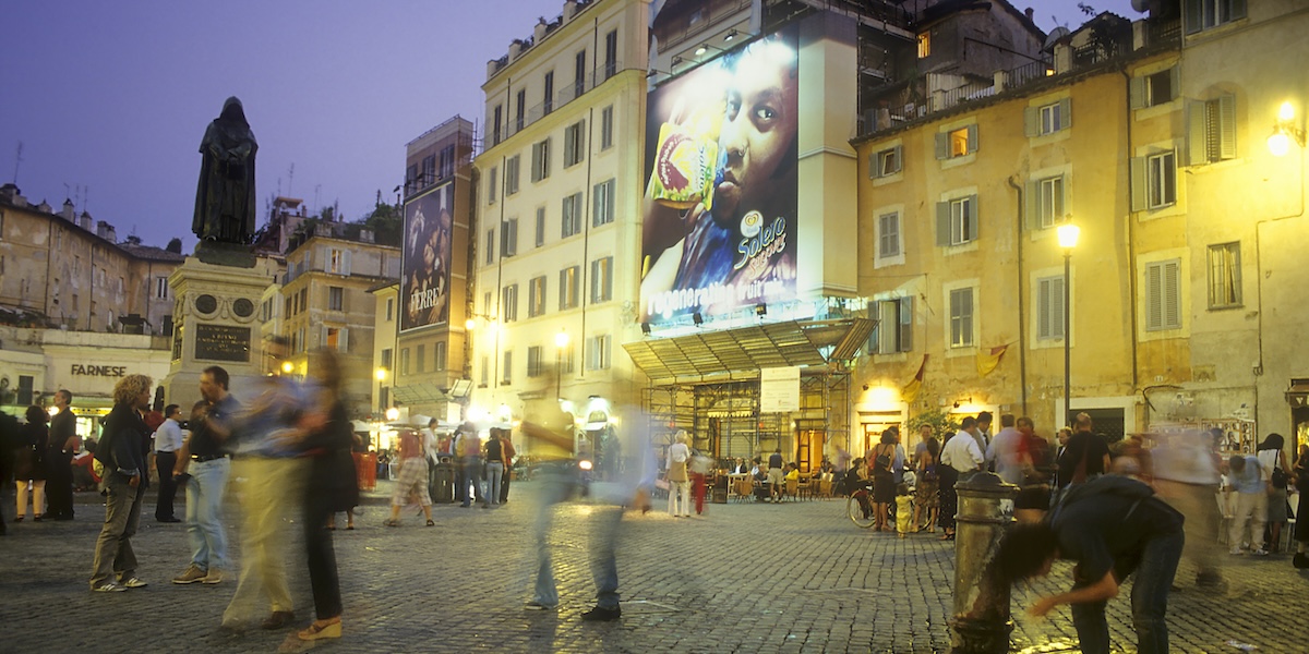 A Roma Gualtieri vuole meno cartelloni pubblicitari, ma più grandi e luminosi