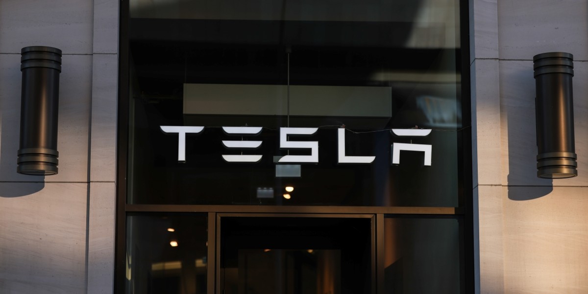 Nel terzo trimestre del 2025 Tesla ha venduto più auto, ma ha avuto meno utili perché ha abbassato i prezzi