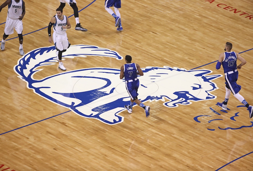 Nel 2016 i Toronto Raptors indossarono la divisa blu degli Huskies e misero al centro del campo il logo della prima squadra di Toronto, 8 dicembre 2016 (Tom Szczerbowski/Getty Images)