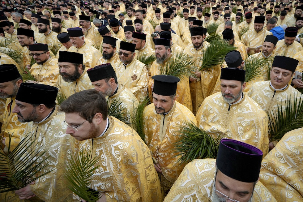 Preti ortodossi romeni durante la cerimonia della Domenica delle Palme, a Bucarest nel 2023