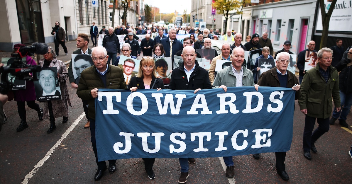 È stato assolto un ex soldato britannico accusato dell’uccisione di due persone in Irlanda del Nord nel “Bloody Sunday”, nel 1972