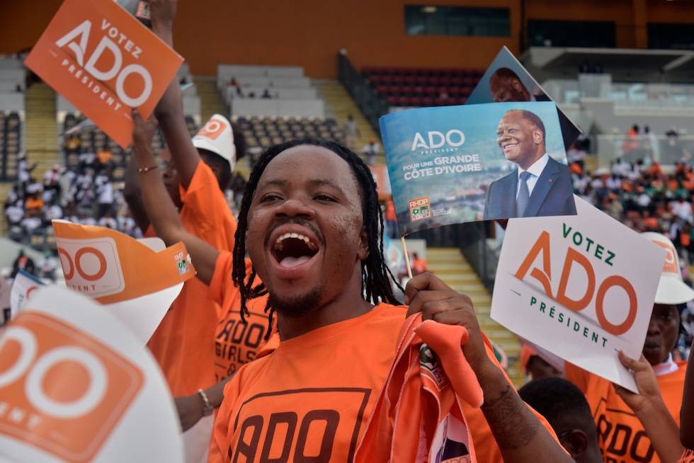 Sostenitori di Ouattara durante un evento elettorale ad Abidjan, il 18 ottobre