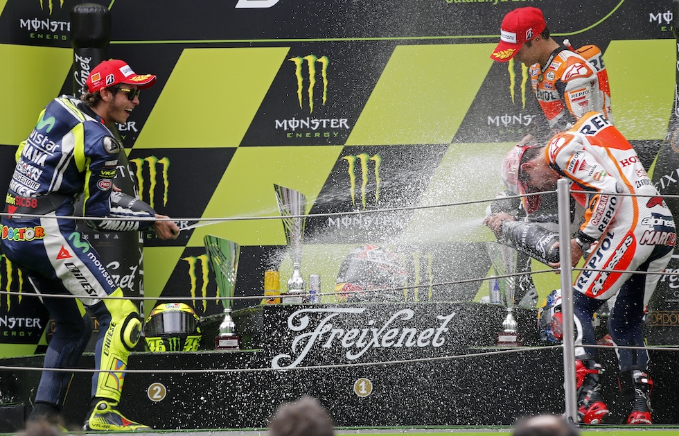 In primo piano, Valentino Rossi (sinistra) e Marc Marquez (destra) festeggiano sul podio del Gran Premio di Barcellona, 15 giugno 2014 (Urbanandsport/NurPhoto)