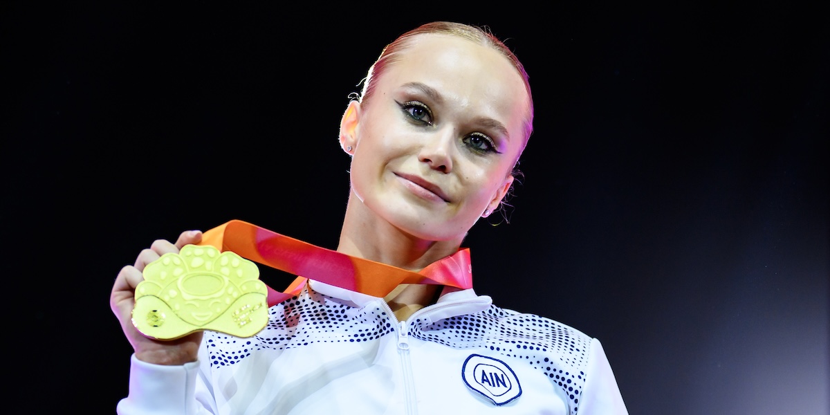 La ginnasta russa che gareggia come atleta neutrale, ma forse non lo è