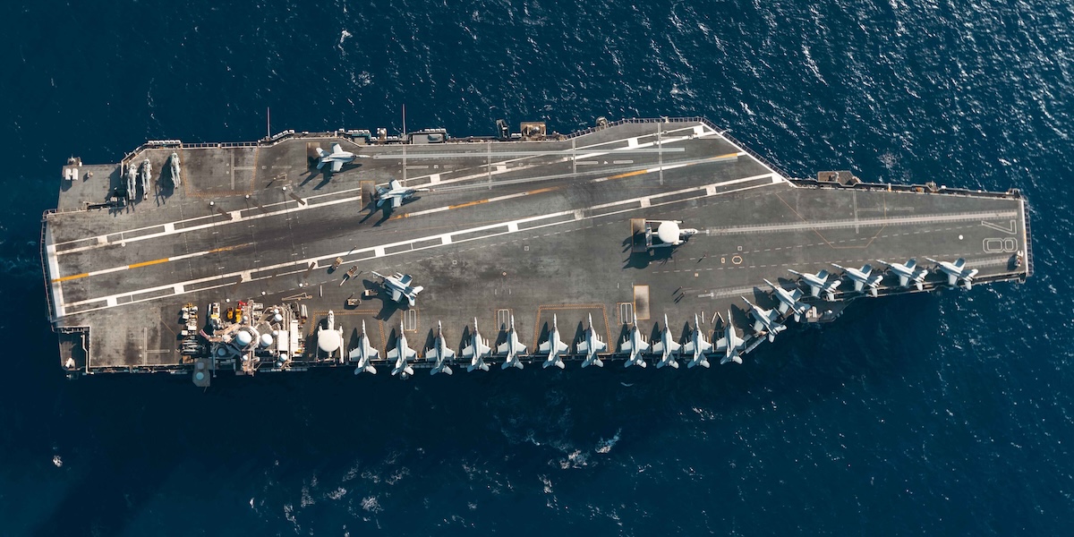 Trump sta intensificando le operazioni militari in America Latina: ha mandato una portaerei