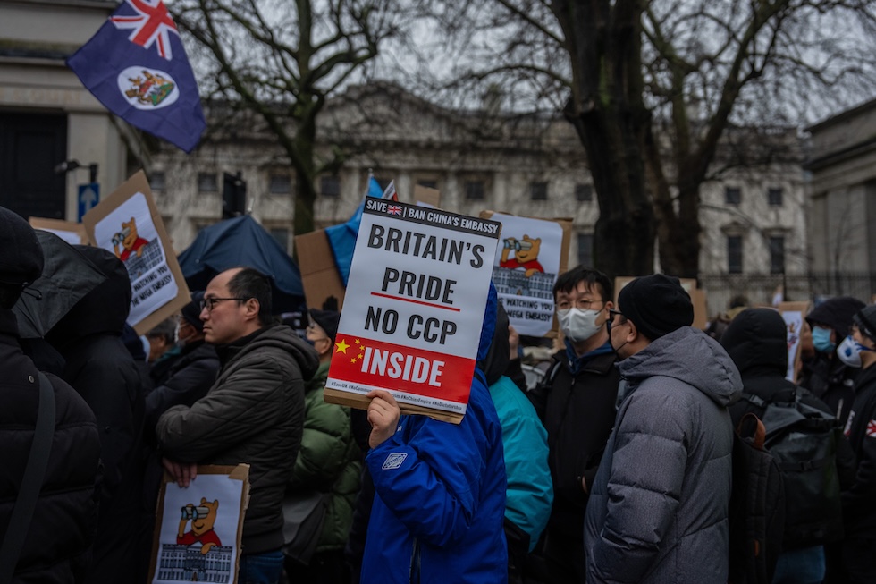 Una protesta contro il progetto dell'ambasciata, lo scorso 8 febbraio: il cartello parla di impedire al Partito comunista cinese (CCP) di entrare nel cuore del Regno Unito, Winnie The Pooh invece è una caricatura comune di Xi