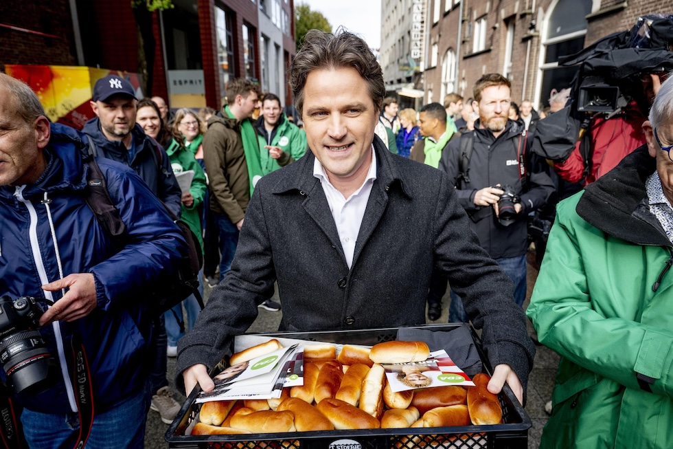 Il leader di CDA, Henri Bontenbal, distribuisce panini con la salsiccia durante, a S-Hertogenbosch, il 25 ottobre