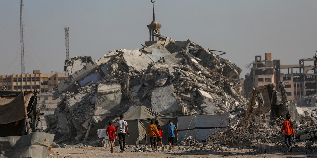 Macerie di edifici distrutti da un bombardamento a Gaza, nella Striscia di Gaza, il 28 ottobre 2025 (EPA/MOHAMMED SABER/ANSA)