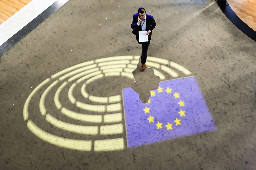 Un uomo cammina all'interno di una delle due sedi del Parlamento Europeo, a Strasburgo