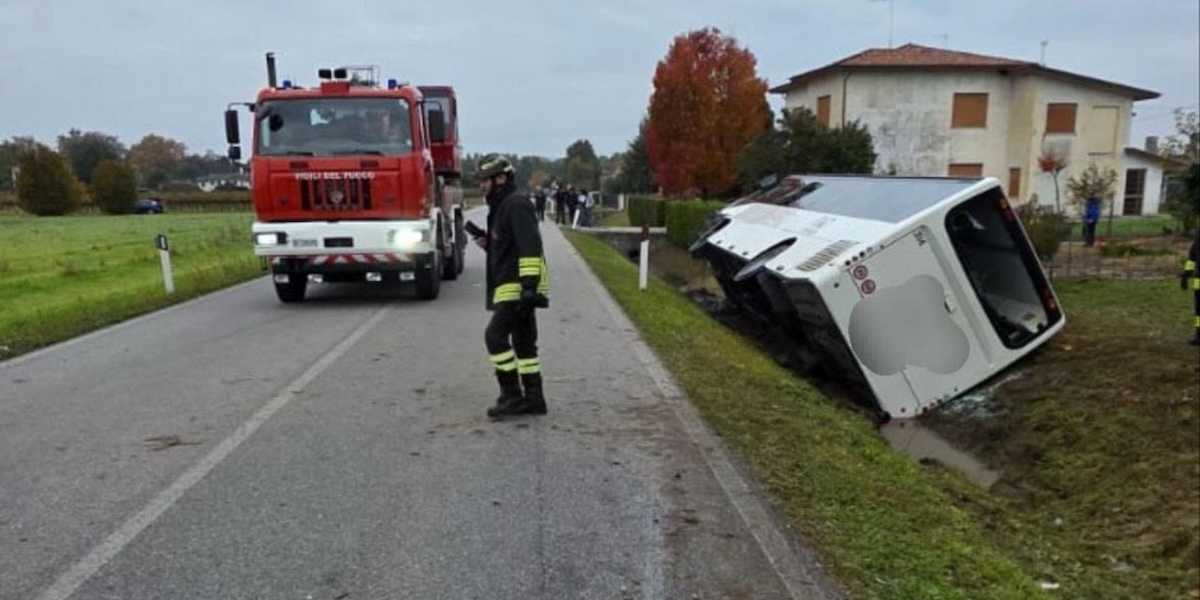 Un pullman di studenti si è scontrato con un’auto in provincia di Treviso: 11 ragazzi sono feriti e l’automobilista è morto