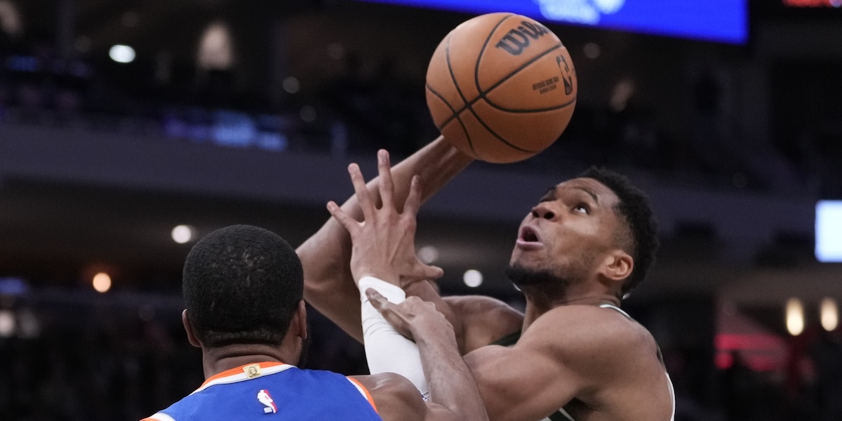 Leggi l'articolo: Neanche cinque passi con la palla in mano sono bastati ad annullare un canestro di Antetokounmpo in NBA