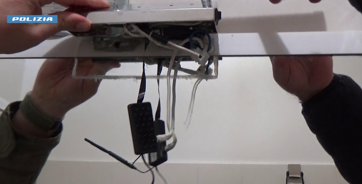 Negli appartamenti di un palazzo a L’Aquila sono state scoperte molte telecamere nascoste per spiare gli inquilini