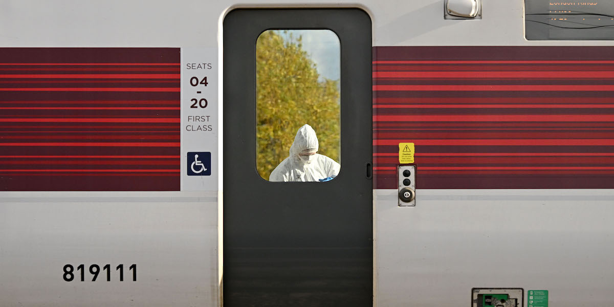 Cosa si sa degli accoltellamenti su un treno nel Regno Unito