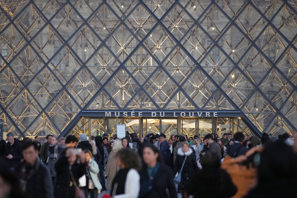 Turisti e visitatori fuori dal Louvre, a Parigi, il 27 ottobre