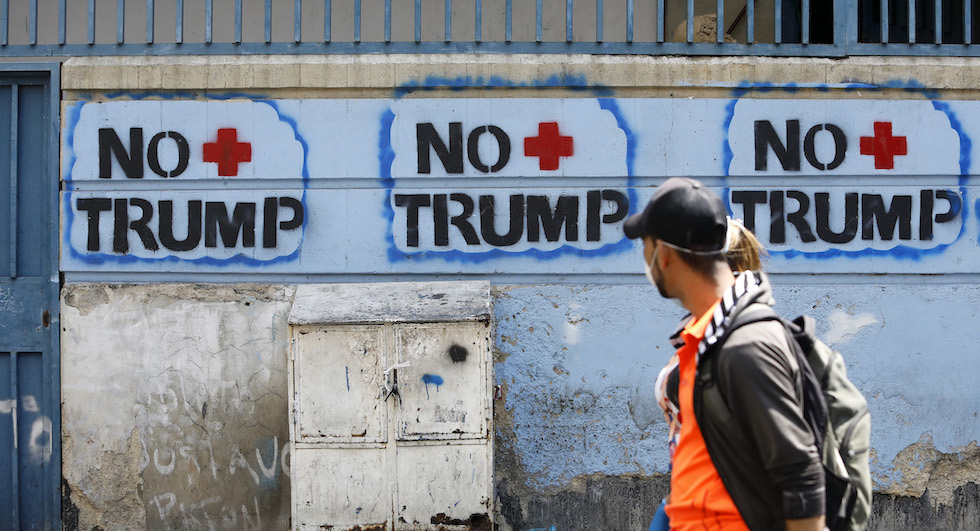 Graffiti con la scritta «Basta Trump» a Caracas, in Venezuela, nel marzo 2020