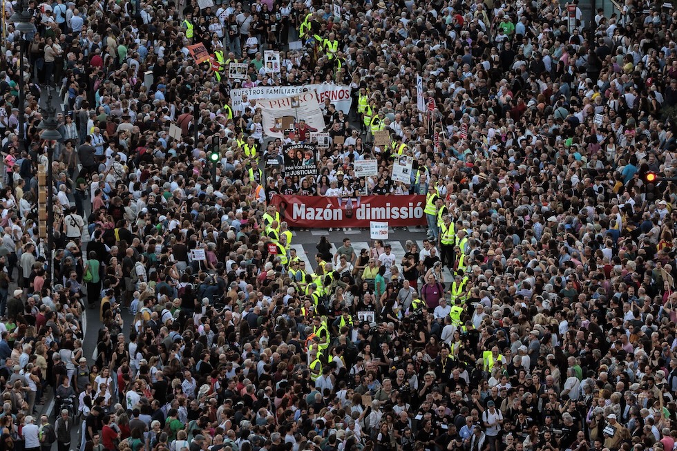 Una striscione che chiede le dimissioni di Mazón durante la manifestazione del 25 ottobre