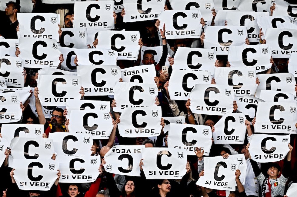 Le due squadre di Genova e i rispettivi tifosi sono rivali da tempo. I tifosi del Genoa l'anno scorso festeggiarono per la retrocessione in Serie C della Sampdoria, poi revocata, 17 maggio 2025 (Simone Arveda/Getty Images)