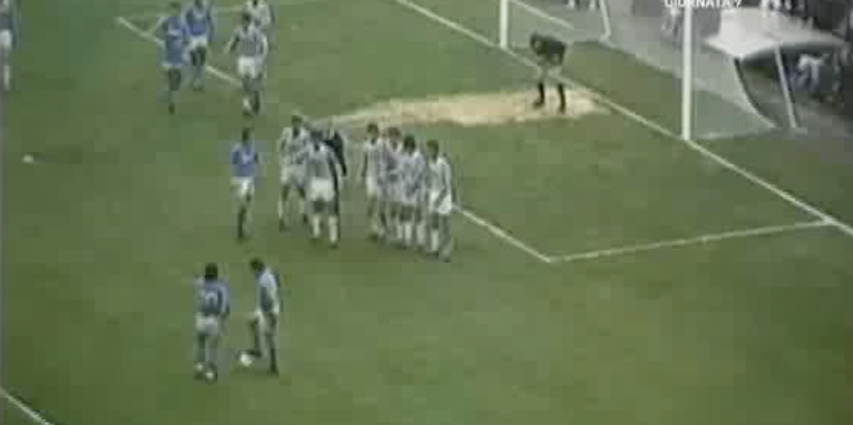 Il gol su punizione, da dentro l’area, di Maradona: 40 anni fa contro la Juventus