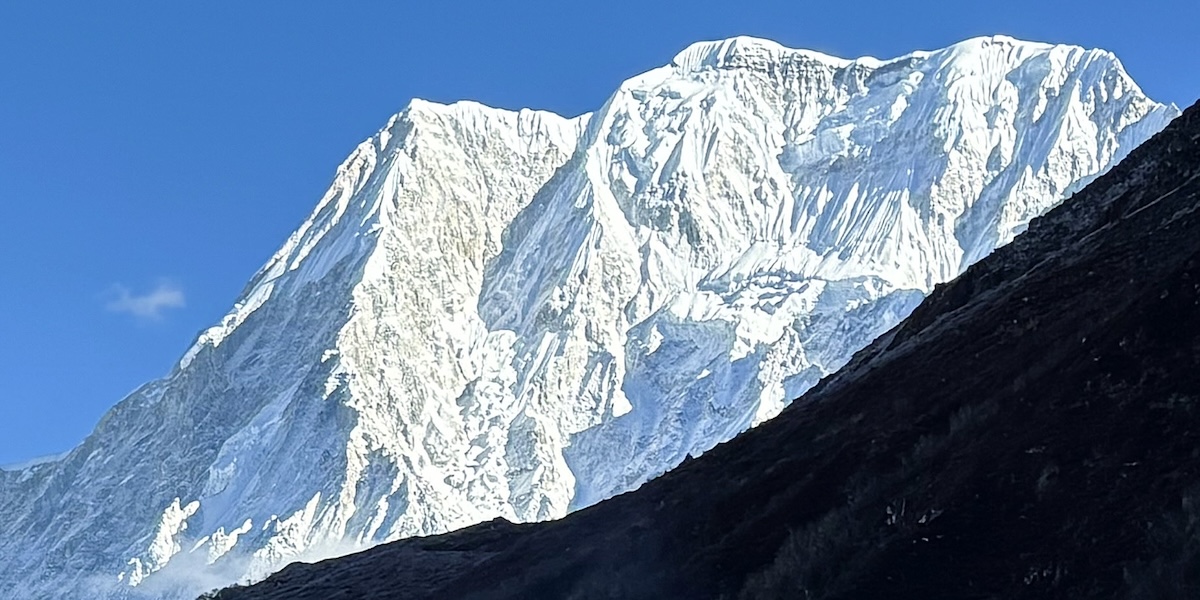 Negli ultimi giorni in Nepal un alpinista italiano è morto sotto una valanga, altri due sono dispersi in un’altra zona