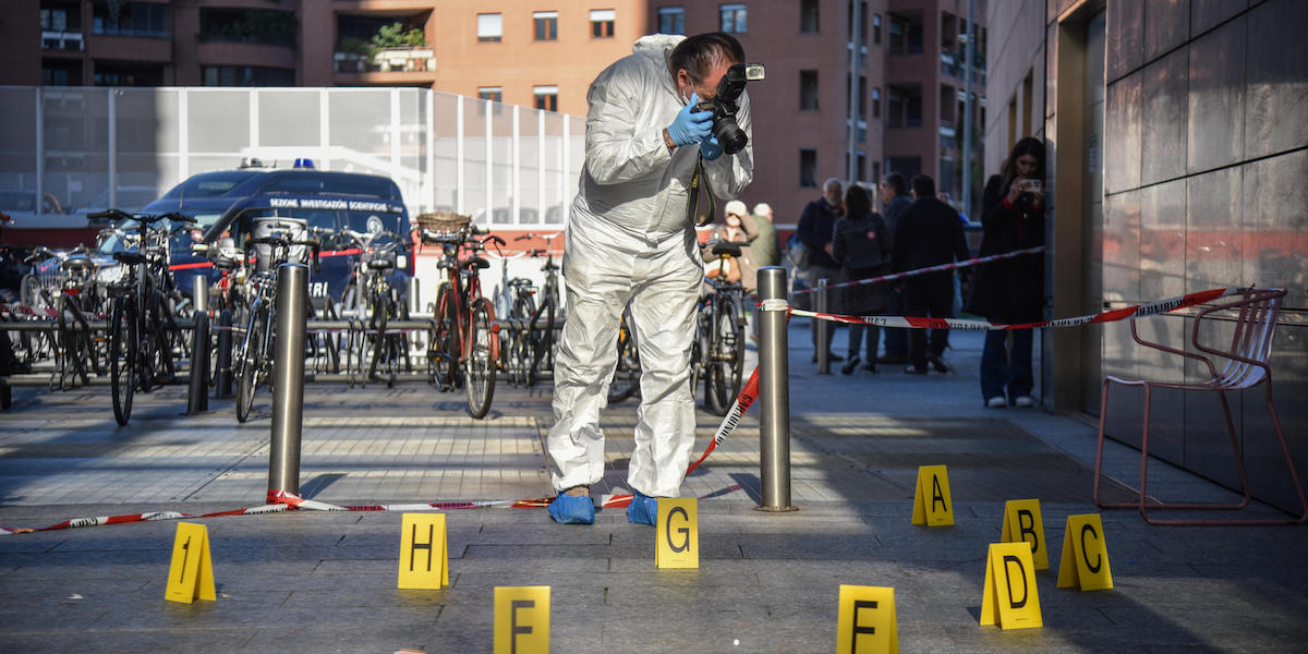 Una donna è stata accoltellata in centro a Milano, in piazza Gae Aulenti: l’aggressore è stato arrestato