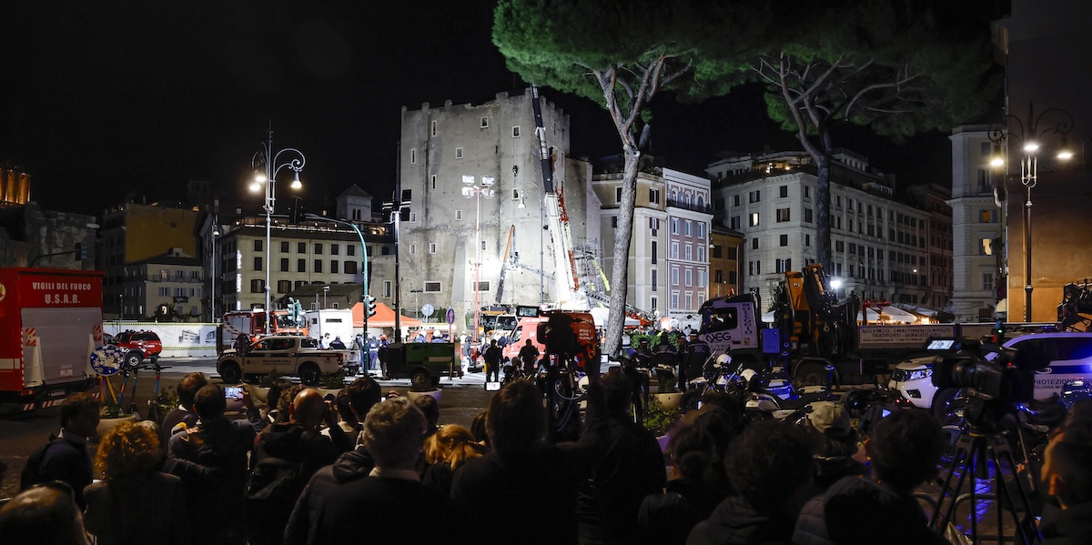 È morto l’operaio che era rimasto intrappolato nel crollo della Torre dei Conti a Roma