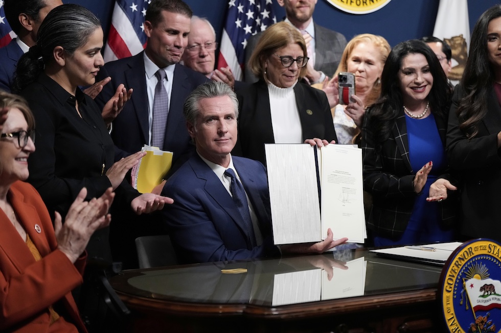 Il governatore della California Gavin Newsom, che è considerato un possible candidato alle presidenziali del 2028 per i Democratici, mostra il documento con cui ha convocato il voto speciale, lo scorso 21 agosto 