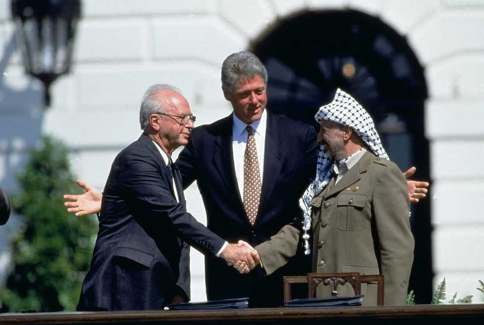 La storica foto della stretta di mano tra Rabin e Arafat a Washington, davanti al presidente americano Bill Clinton