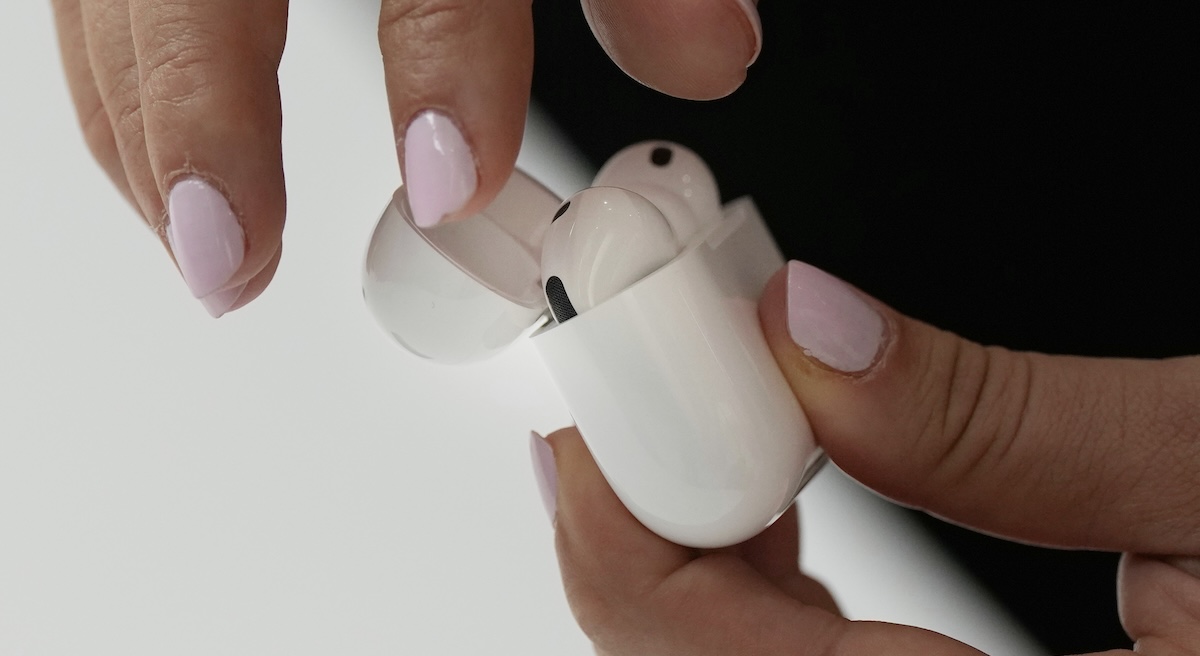 La traduzione in tempo reale tramite AirPods arriverà in Italia