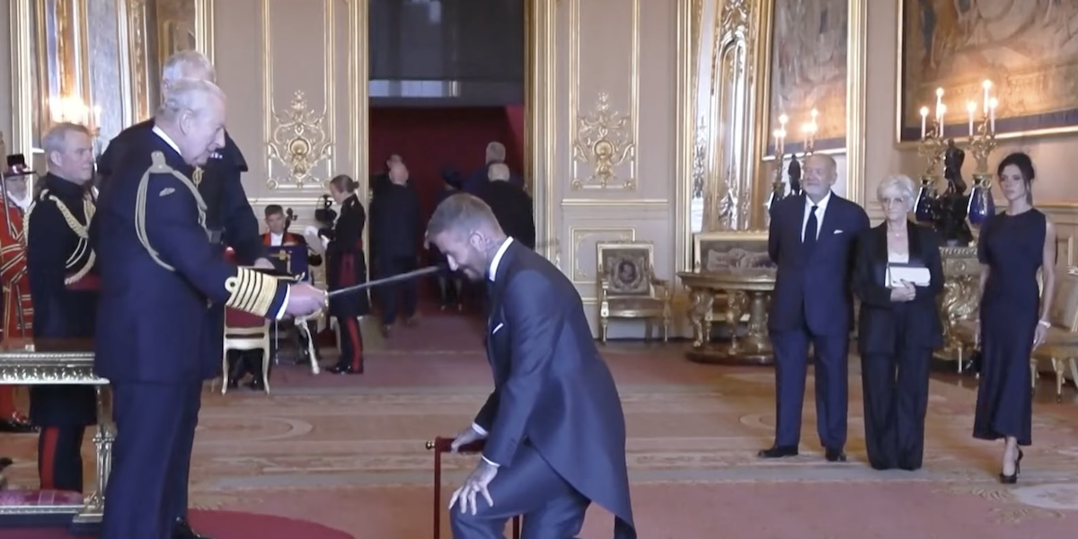 Il momento in cui David Beckham viene nominato cavaliere da re Carlo