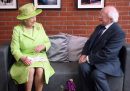 Higgins insieme alla regina Elisabetta II, a Belfast nel 2012