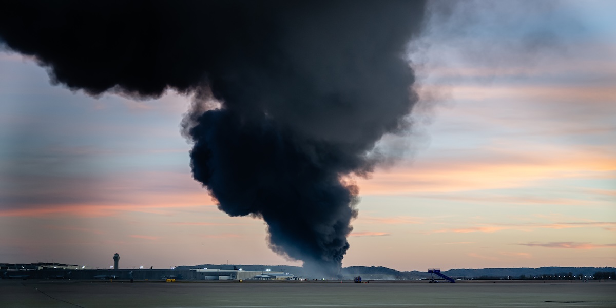 I morti nello schianto di un aereo cargo in Kentucky sono saliti a 12, e non si trovano 15 persone