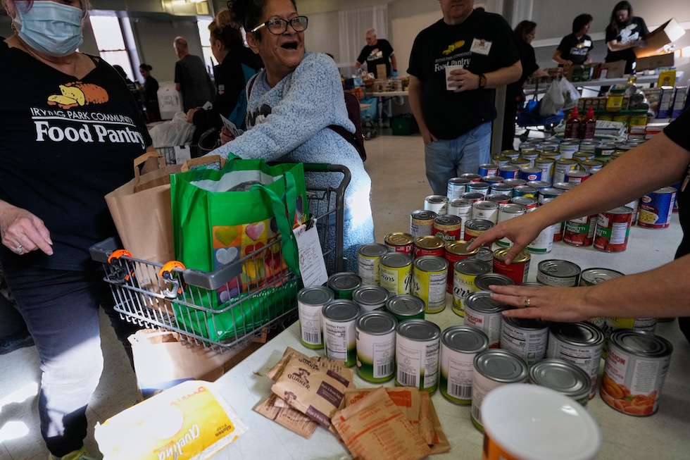 Una distribuzione di cibo a Chicago, il 5 novembre 