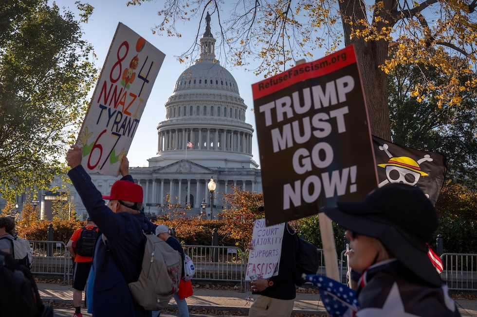 Una protesta contro l'amministrazione Trump fuori dal Congresso, il 5 novembre