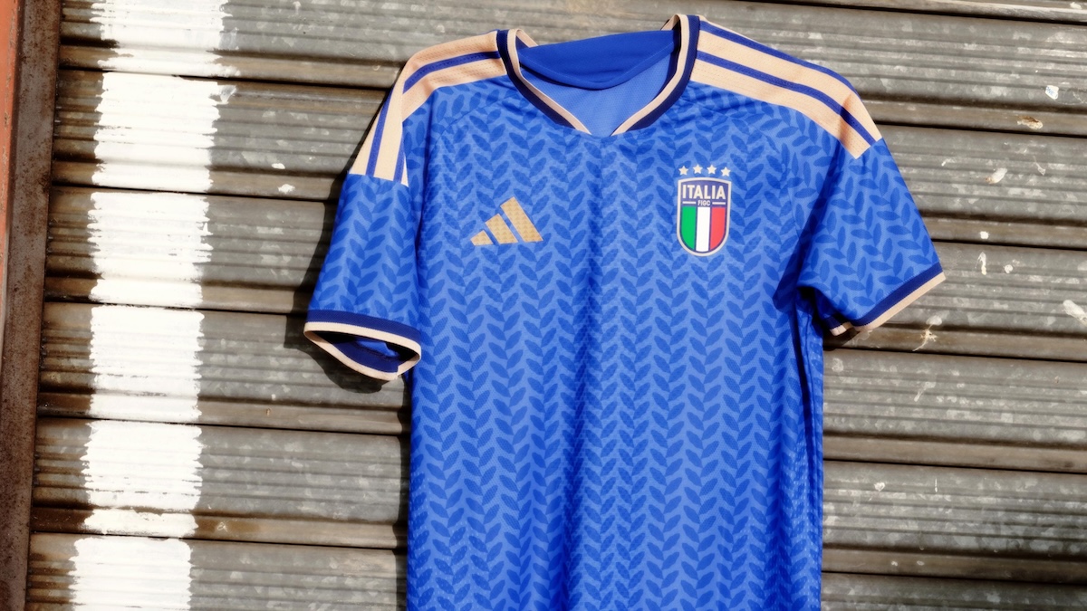 Nel caso in cui, eventualmente, alla fine, l’Italia dovesse andare ai Mondiali di calcio, questa sarebbe la maglia