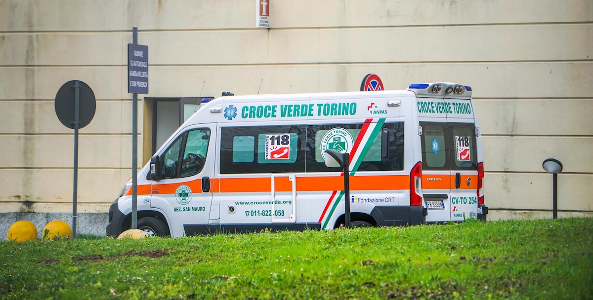 Vicino a Torino un automobilista si è scontrato con un pullman di studenti ed è morto: ci sono 20 feriti lievi