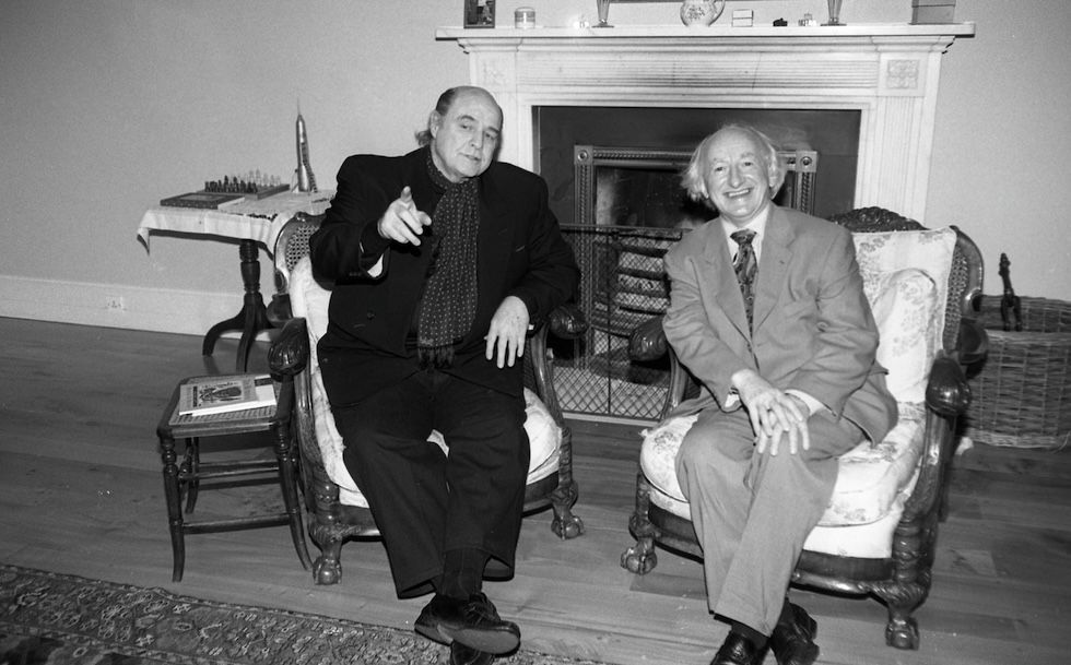 Higgins con Marlon Brando, ai tempi in cui era ministro per le Arti, a Cork nel 1995